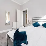 2 Bedroom City Centre Apartment - Royal Mile - Edinburgh Castle & Waverley Train Station - Sleeps 4