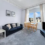 2 Bedroom City Centre Apartment - Royal Mile - Edinburgh Castle & Waverley Train Station - Sleeps 4