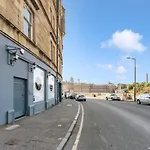 2 Bedroom City Centre Apartment - Royal Mile - Edinburgh Castle & Waverley Train Station - Sleeps 4