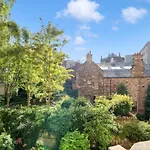 2 Bedroom City Centre Apartment - Royal Mile - Edinburgh Castle & Waverley Train Station - Sleeps 4