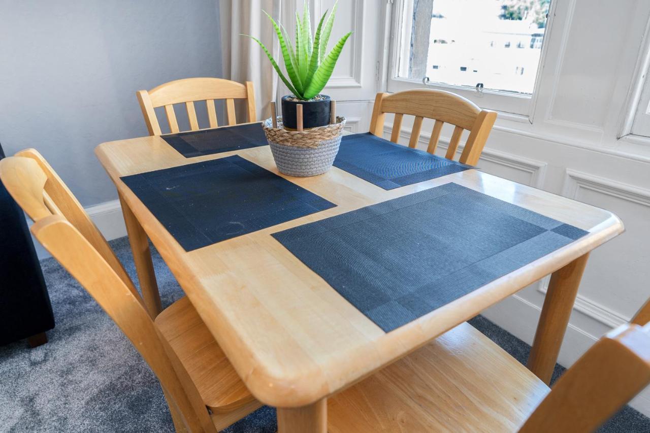 Appartement 2 Bedroom Centre - Royal Mile - Castle & Waverley Train Station - Sleeps 4